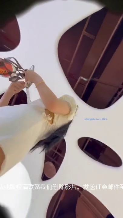 跟随抄底两漂亮闺蜜 一个都不放过 统统拿下 屁屁都很性感