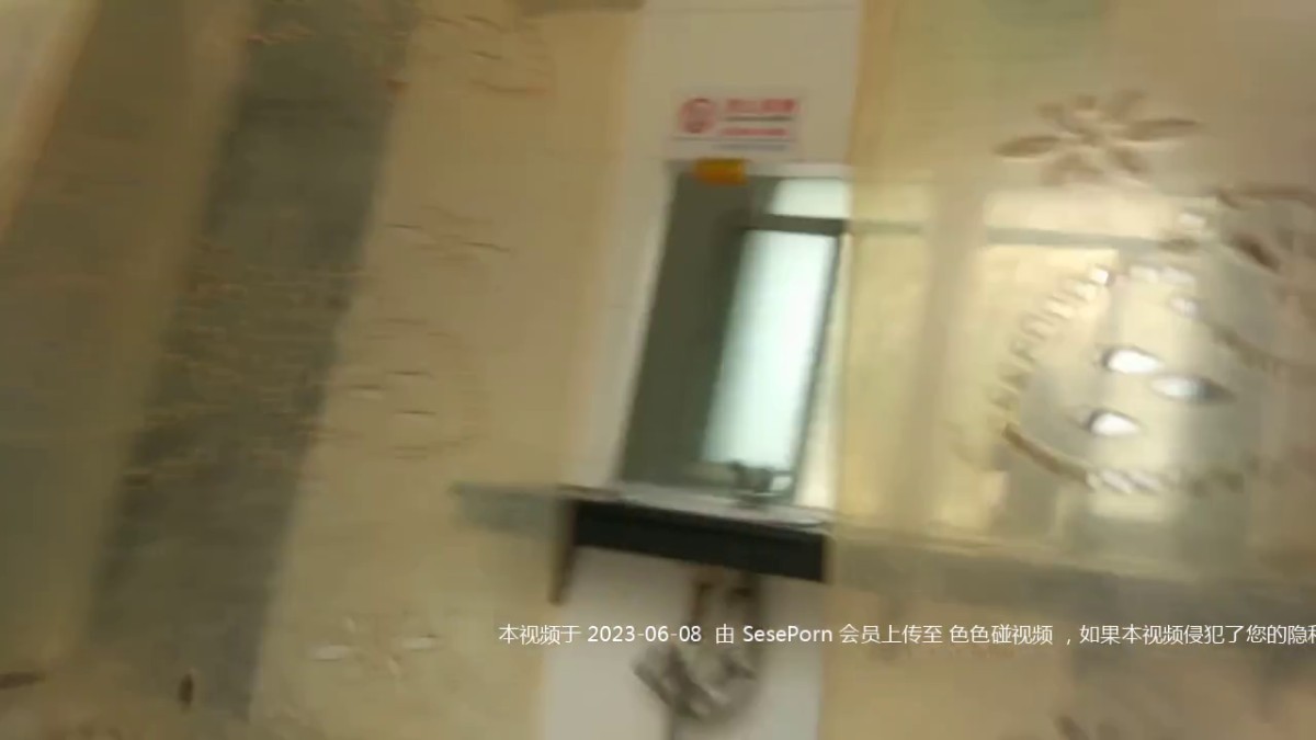 路边公厕全景偷拍黄衣学妹的微毛馒头穴
