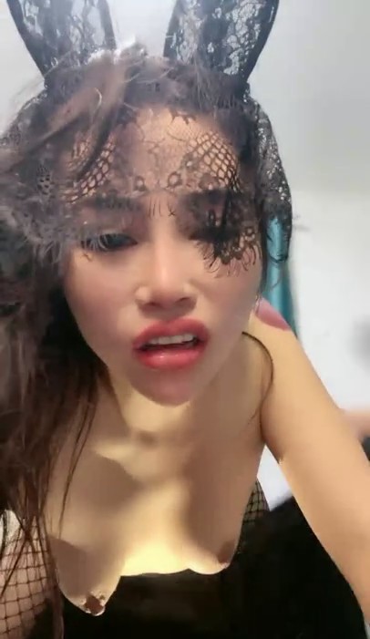 风骚的小姐姐跟小男友啪啪直播，口交大鸡巴让小哥舔脚又舔逼，情趣连体丝袜多体位无套爆草