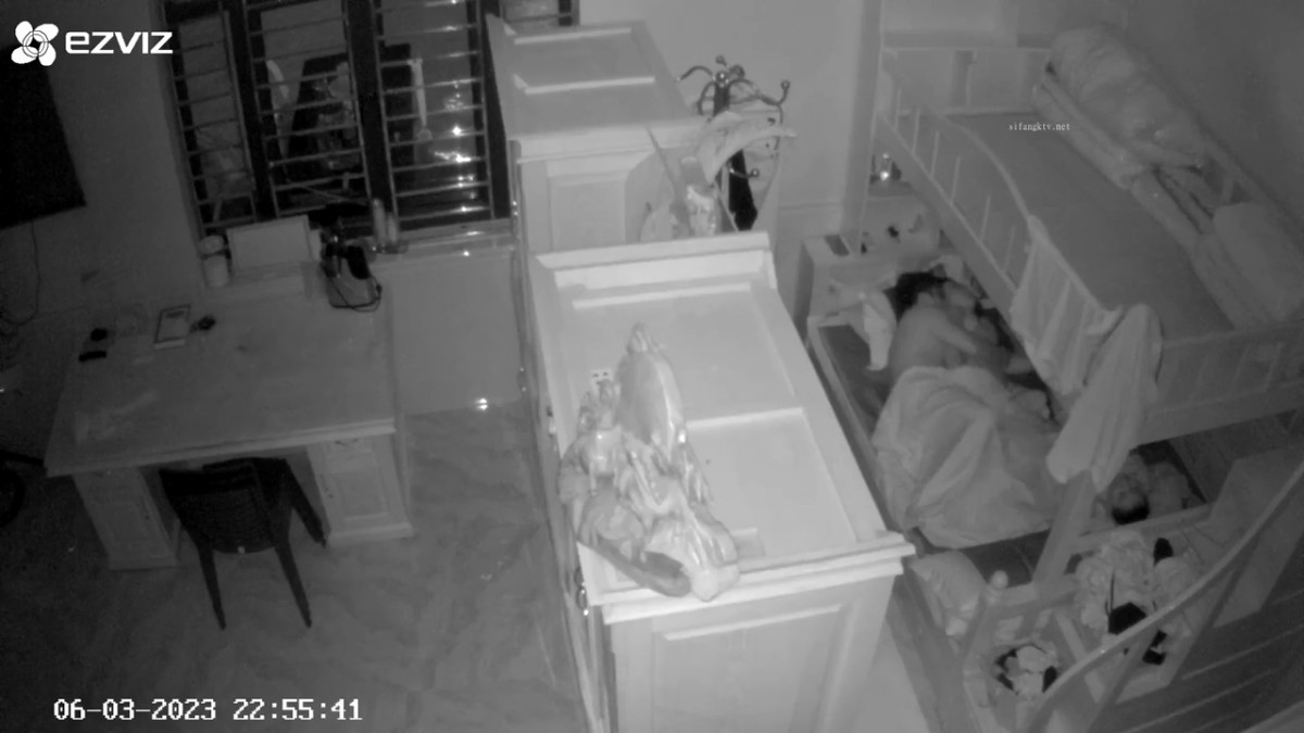 2023-6月精选黑客破解萤石云家庭摄像头偷拍 几个孩子在隔壁偷听父母做爱