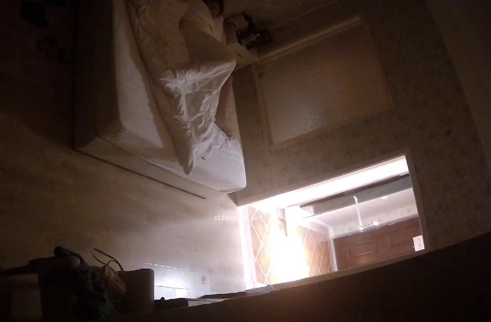 高校附近酒店偷拍学生情侣开房 素颜美女与男友69式互舔各种姿势啪啪