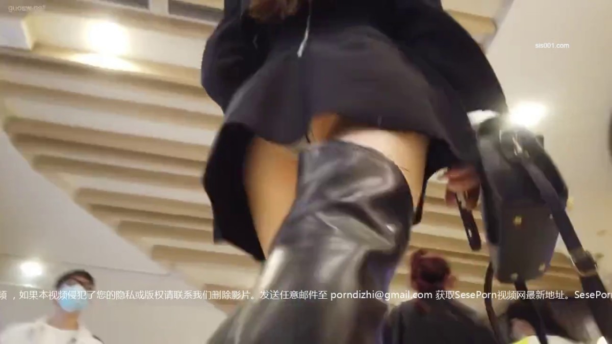 跟随抄底气质美女 这小内内 这骚屁屁 走路一晃一晃真性感