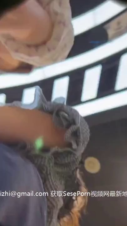 跟随抄底青春美少女 对蓝色情有独钟啊 不仅外面蓝 里面也蓝