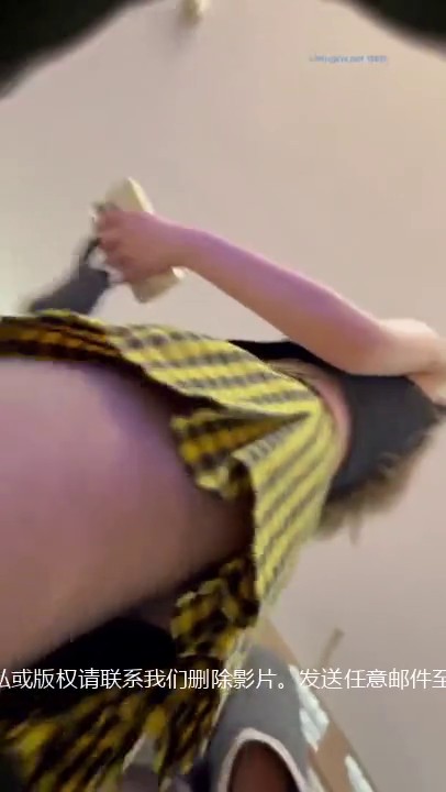 抄底黑丝美女 骚货跟男友出来逛街 黑丝里面有没有穿内内啊