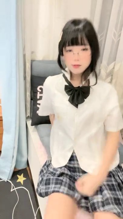 卡哇伊眼镜小萝莉！JK装撩起裙子！收费房大尺度自慰，手指扣无毛小穴，假屌抽插