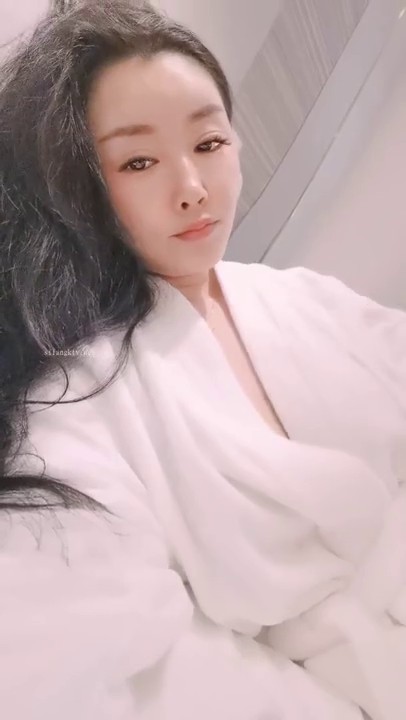 我擦， 好大，好圆，好白，【御品大密】，美女露脸，这胸纯天然，极品水蜜桃，阴毛浓密骚逼水汪汪1