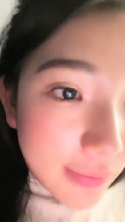 最新，南京上学，真实校园宿舍，【大二学妹】。胸围34D，馒头粉逼，可以空降线下约5