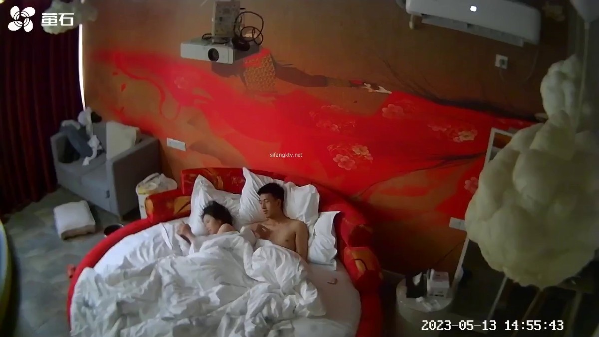 5.13新台首发萤石云酒店红色圆床投影房偷拍 白嫩校花美女和男朋友开房激情