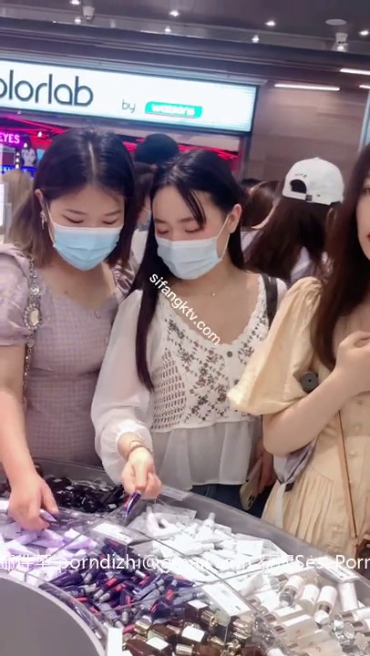 商场大神抄底多位颜值爆表的小姐姐~各种齐逼短裙骚T内女神级别气质骚女开裆黑丝真空露逼出门相当反差