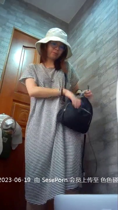 原版野狼偷拍全景70期 反蹲在马桶上的妹子逼被看得一清二楚 (4)