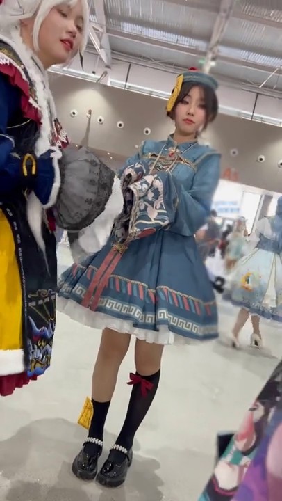 大神尾随偷拍美女裙底风光 性感靓女独自逛街亮片长裙黄色内内露毛了