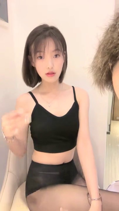 04年艺校学生妹！短发甜美颜值超顶！黑丝小背心，娇小身材贫乳，多毛骚穴炮友揉捏