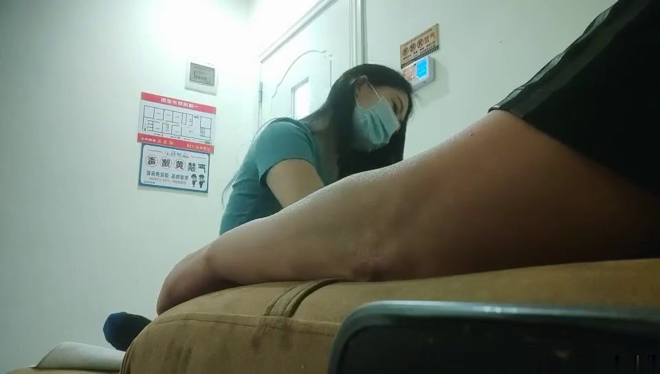 真实刺激，搞足疗女技师，谈好价格可以插进去，拨开短裤插入