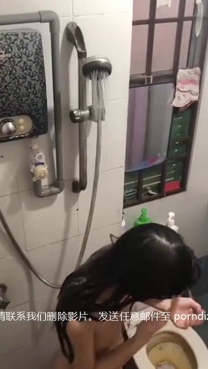 偷拍邻家小妹洗澡被发现 大声尖叫问你是干什么的