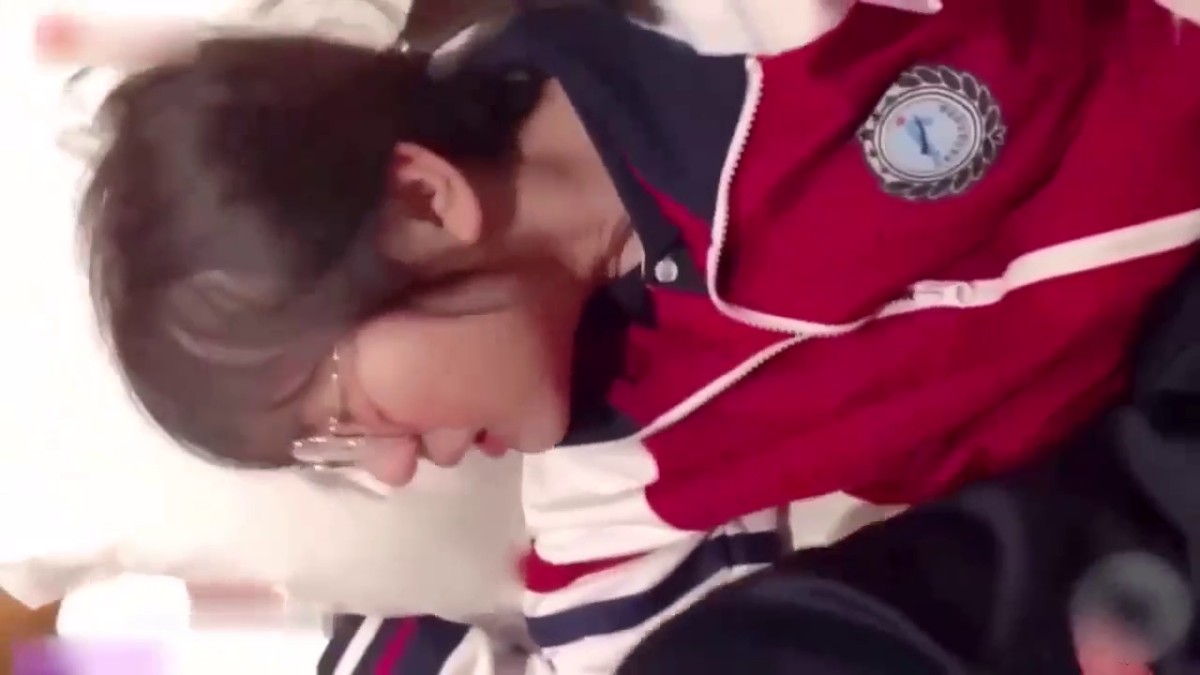 河南实验中学校服眼镜女柯晗星事件，因跟男友监控下偷情，被保安视频威胁开房数十次，最后视频曝光