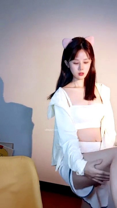 小情侣爱爱 妹妹上位全自动 深浅快慢自掌控 把自己操抽搐了几次 后入猛怼射了一屁屁