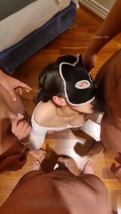 爆乳人妻、挑战火热的4P，老公在旁边拍摄，撅起大屁股吃鸡，前仆后继 上下填满