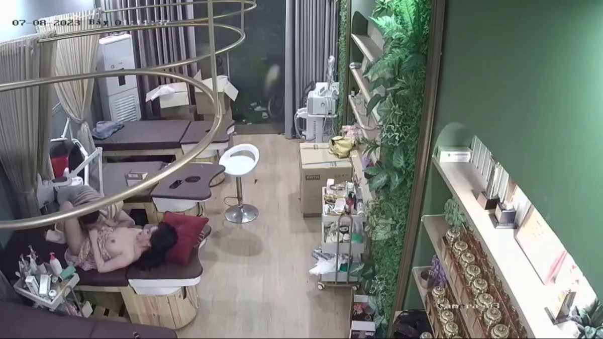 2023-8月新流出黑客破解摄像头偷拍 美容院年轻漂亮老板娘和房东儿子在按摩床偷情啪啪