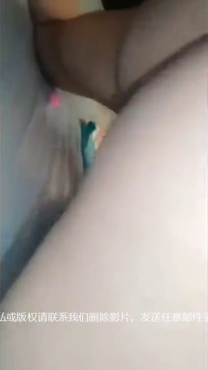 伪娘 啊啊 好爽 拿过来我要倒我嘴里 撅起骚屁股被小哥哥按住双腿插骚逼 还要把精液吃掉