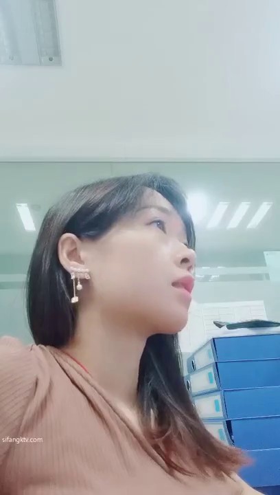 真实的白领兼职，【清纯小野喵】，在公司上班间隙，偷偷跑到卫生间脱衣服，换卫生巾，奶子真不错_清纯小野喵