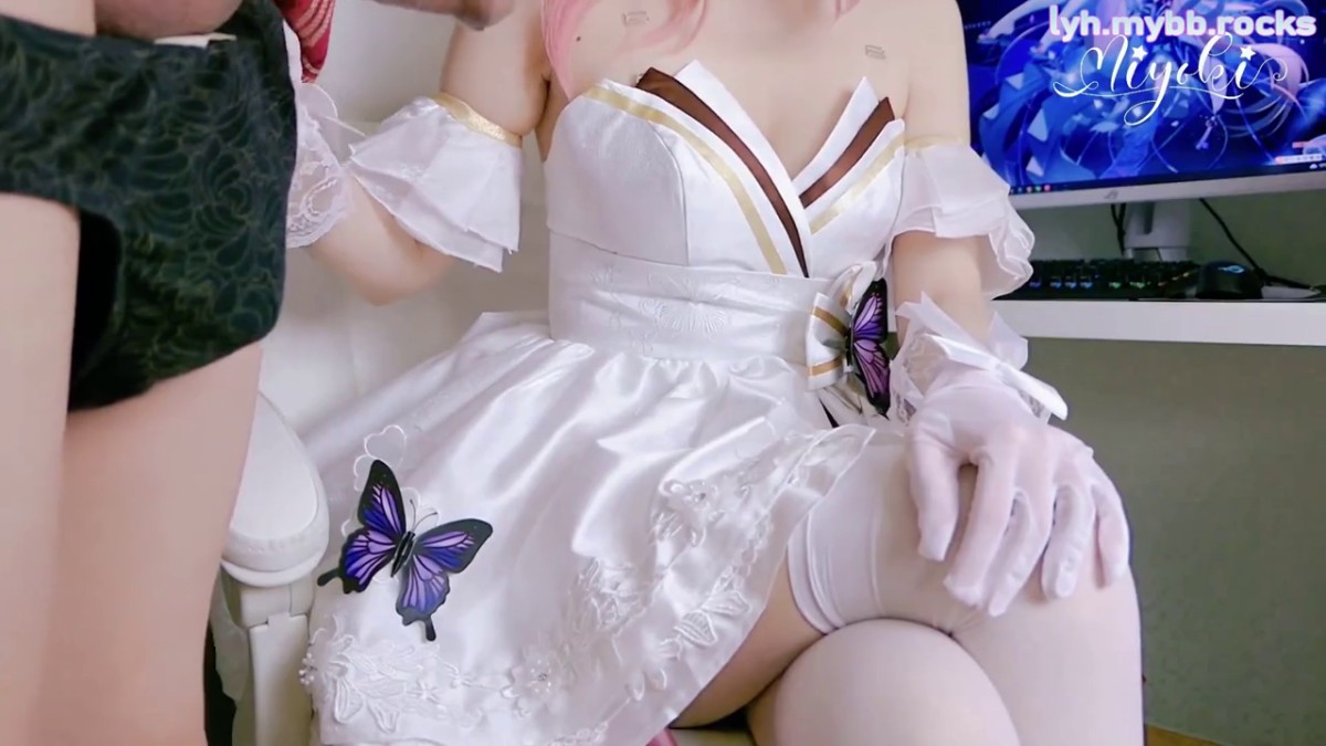 高跟鞋配上完美的丝袜！ 把男主踩在脚下骨子里带着奴性，渴望侍奉主人的淫荡基因，COS八重神子花嫁篇