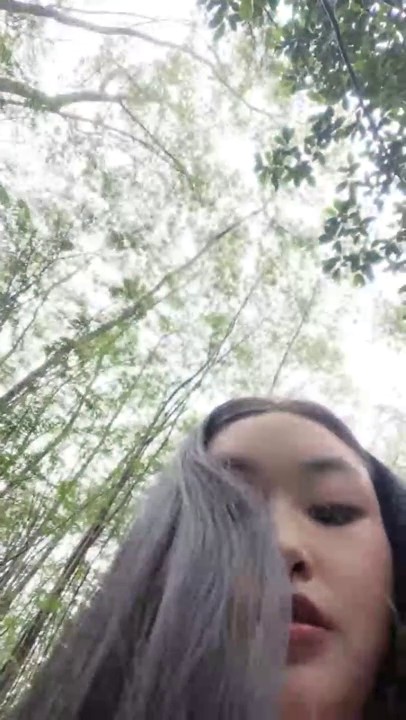 小陈陈-山区的美女，到小竹林里脱光极品美乳，四下无人之际脱光，淫水已经自动流出