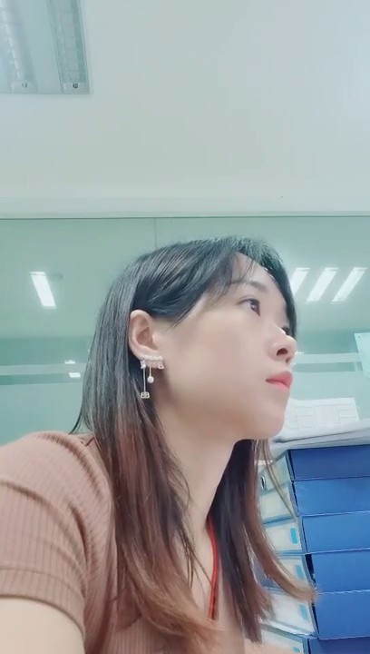 真实的白领兼职，【清纯小野喵】，在公司上班间隙，偷偷跑到卫生间脱衣服，换卫生巾，奶子真不错清纯小野喵