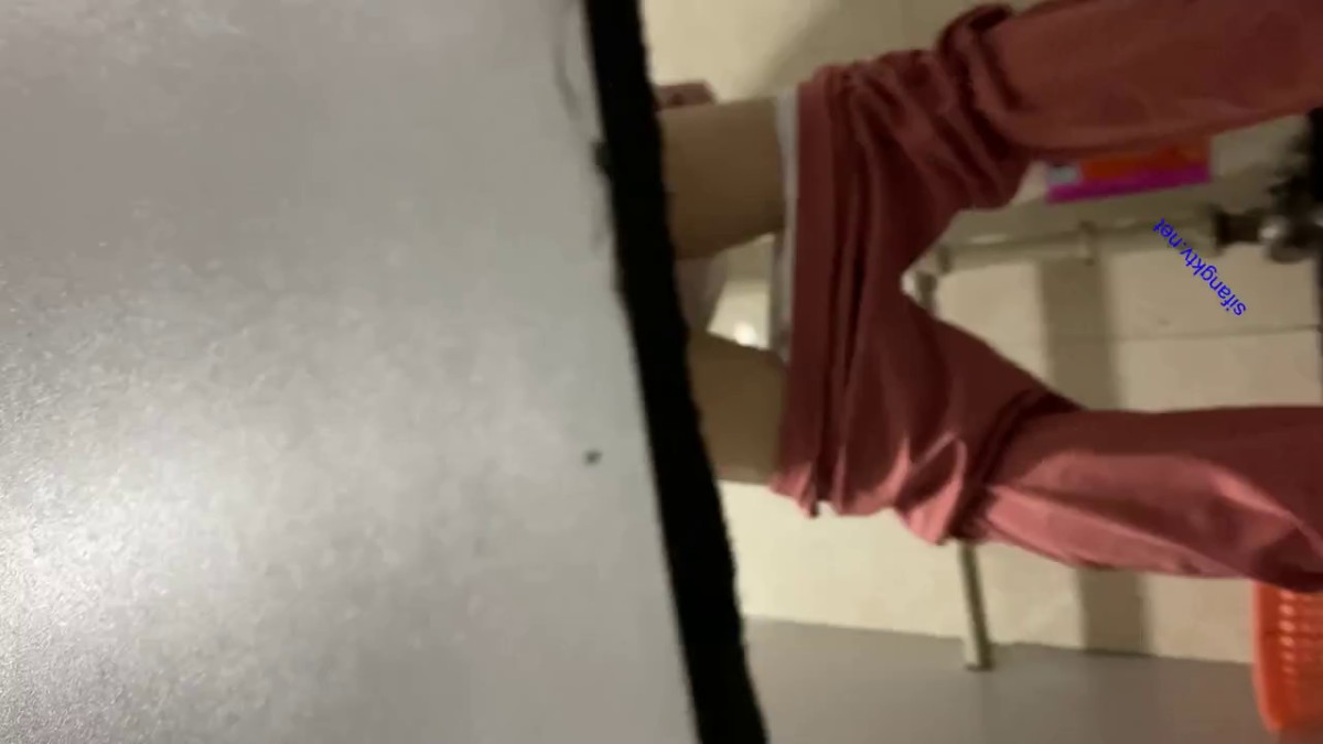 女厕偷拍几位白领嘘嘘都是青春靓丽漂亮的小美女