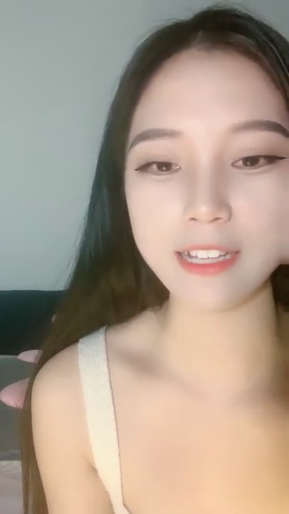 青春气息满满，大二艺术学院，多少男生的梦中女神，娇嫩玉体一次看个够