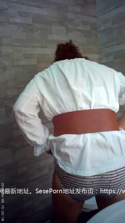 女厕偸拍漂亮小姐姐方便~笑容甜美明星气质美女也要尿