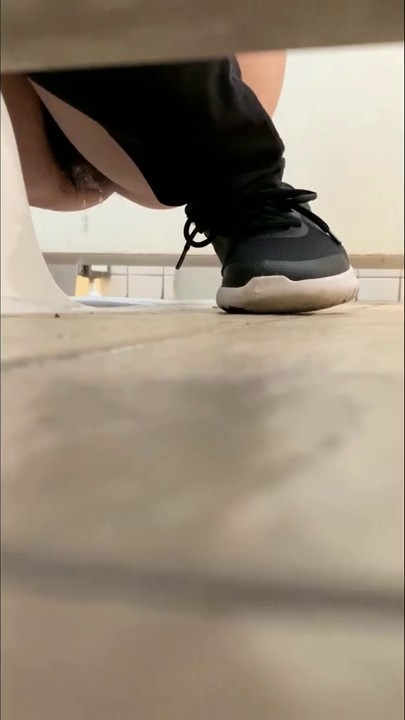 女厕多角度偷拍美女的小鲍鱼