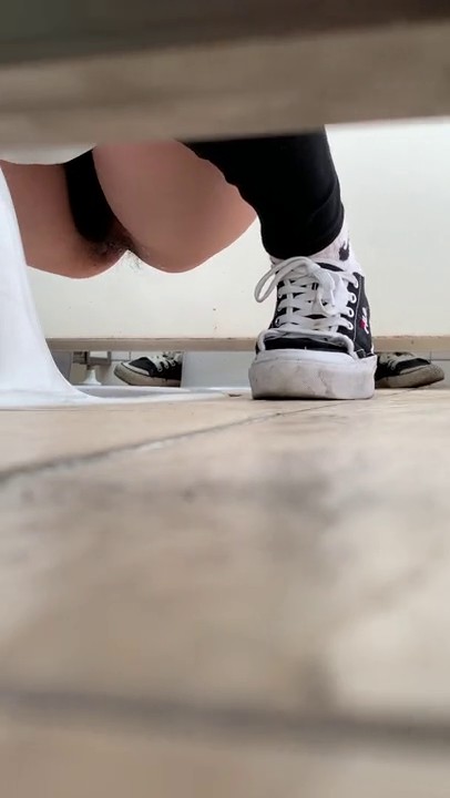 女厕偷拍 美女的肥鲍鱼黑森林