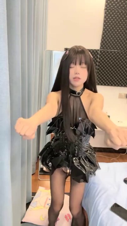 真可爱的学生妹，户外跳蛋，爽到喷水，小妹妹别看年龄不大，也是个老司机，玩得花着呢