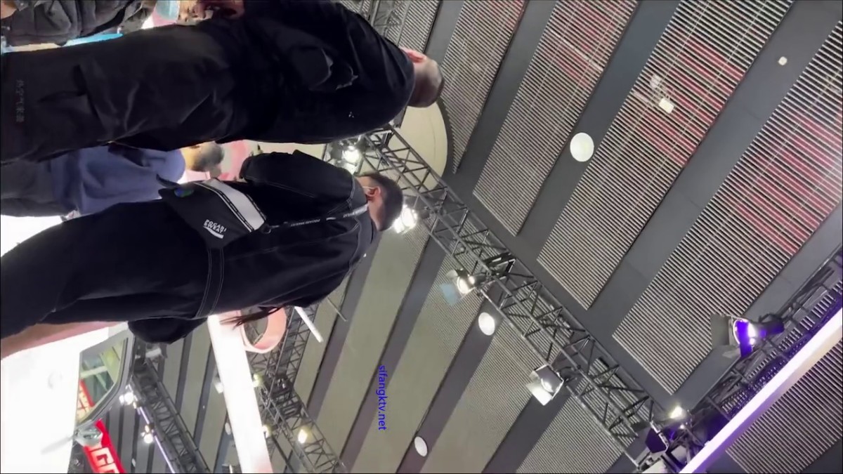 最新流出RKQ系列 偷拍大神车展抄底女神车模 美女主持裙底风光