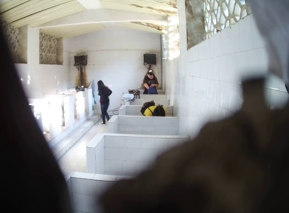 路边饭店公厕固定摄像头偷窥从长途大巴下来嘘嘘的少妇