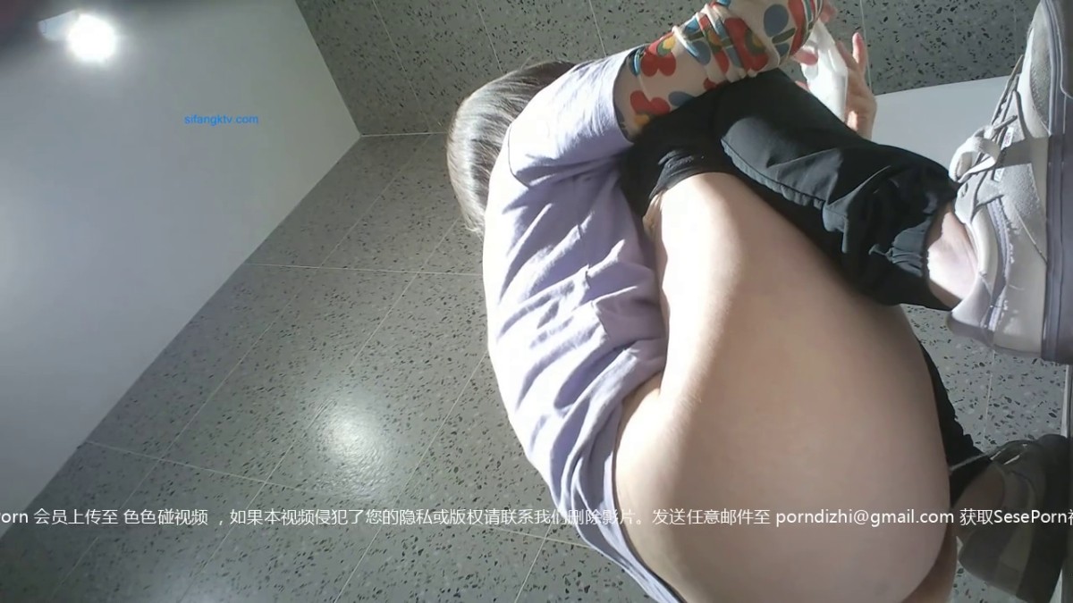 女厕偷拍美女的小鲍鱼