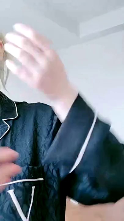 新人下海，可爱的小美女，【泡芙小狗】，在学生宿舍里，四下无人之际，露出极品美乳_泡芙小狗