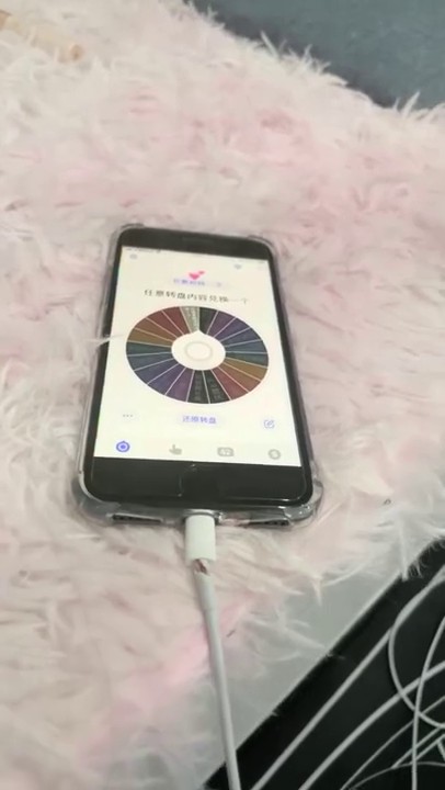 很有看点小萝莉【吃一口小布丁】，从高铁厕所，到火锅店，SPA店，酒店，到处露出挑战，粉嫩JK少女吃一口小布丁