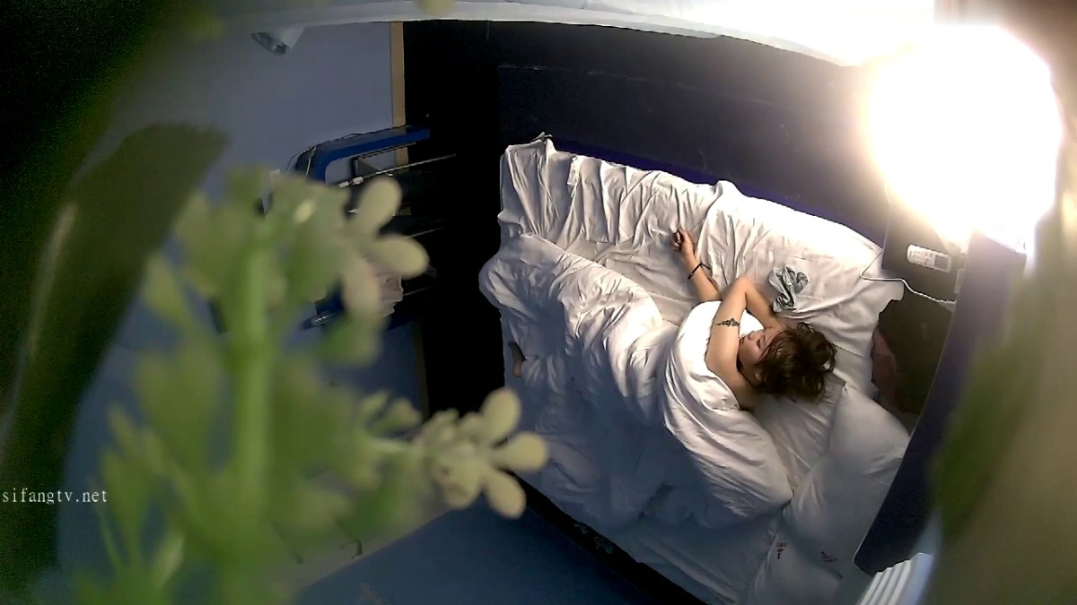 纹身大叔约炮短发少妇先干一炮累了叫碗面吃补充点体力再干一炮