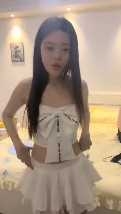 颜值极品美女！长发及腰大白翘臀，多毛骚逼