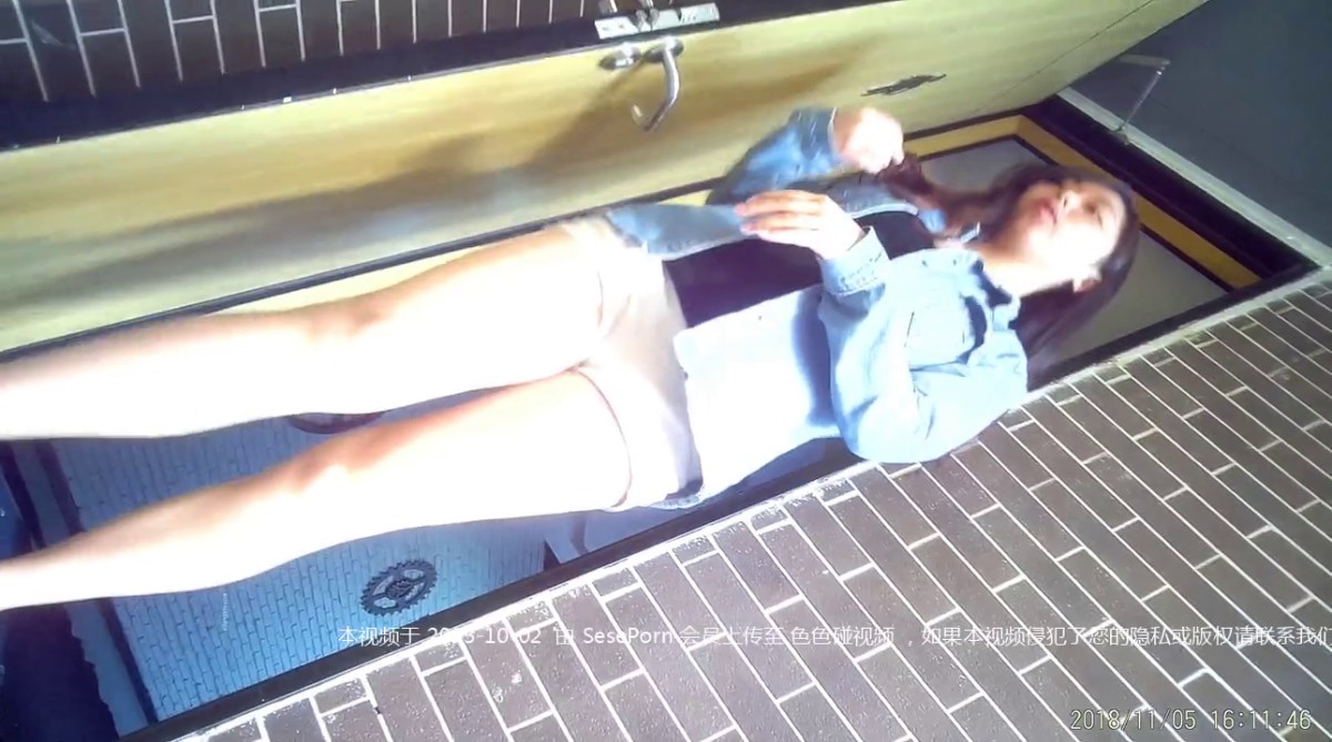 女厕全景偷拍女小嫩鲍