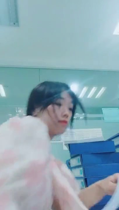 真实的白领兼职，【清纯小野喵】，在公司上班间隙，偷偷跑到卫生间脱衣服，换卫生巾，奶子真不错清纯小野喵
