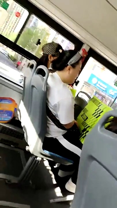 风衣里面真空真是太骚了，解开奶子随着公交晃动，底下还夹着跳蛋，水都喷到座位和地上了，换一辆公交继续喷，公交车上的人都闻到各种骚味