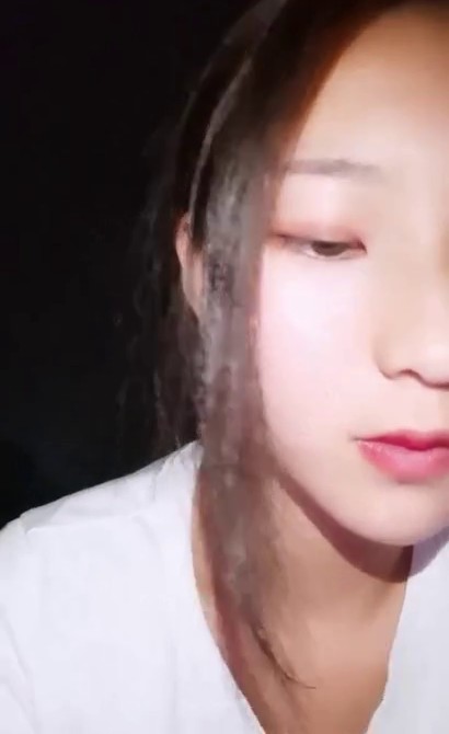 02年白虎妹妹晚上路边勾引路人，等来一个处男学生，找不到小穴从哪插入，太逗了