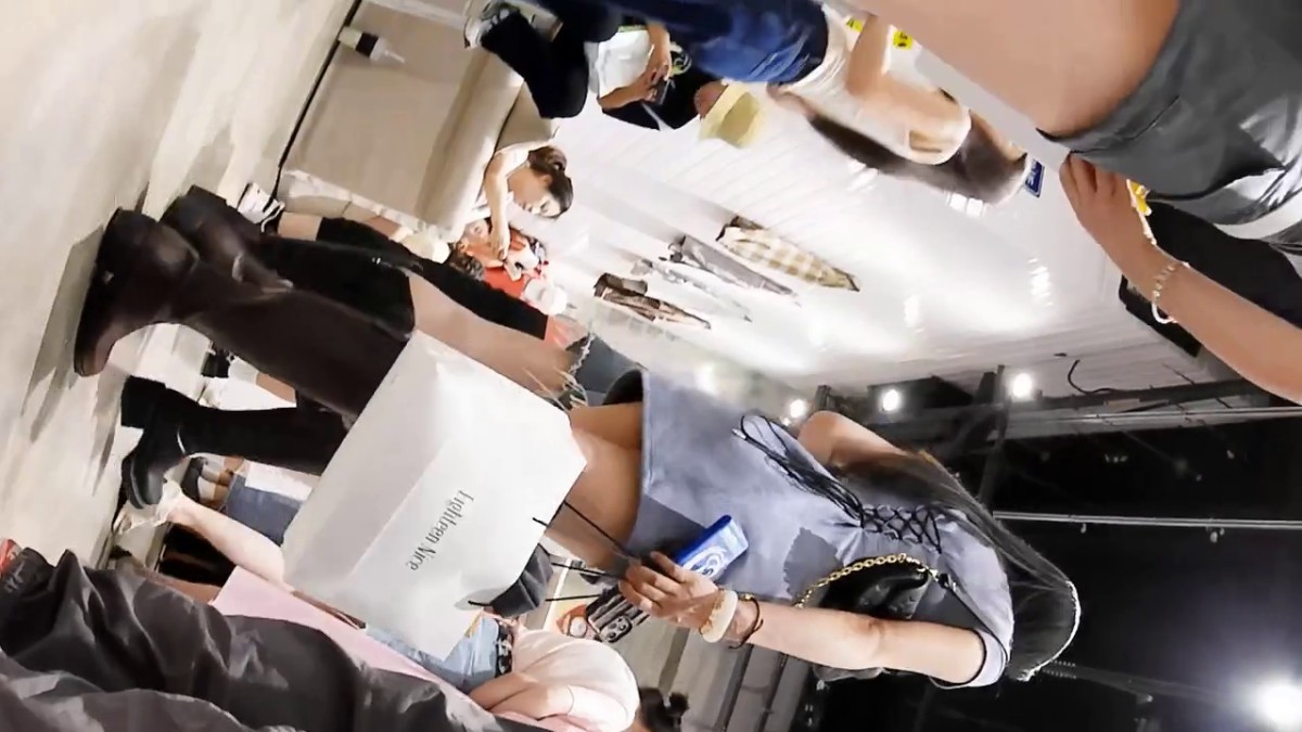 大神尾随偷拍美女裙底风光 极品旗袍靓女全程翘起屁股性感骚内尿湿了时尚女郎前开叉蓝旗袍白黑条反光内