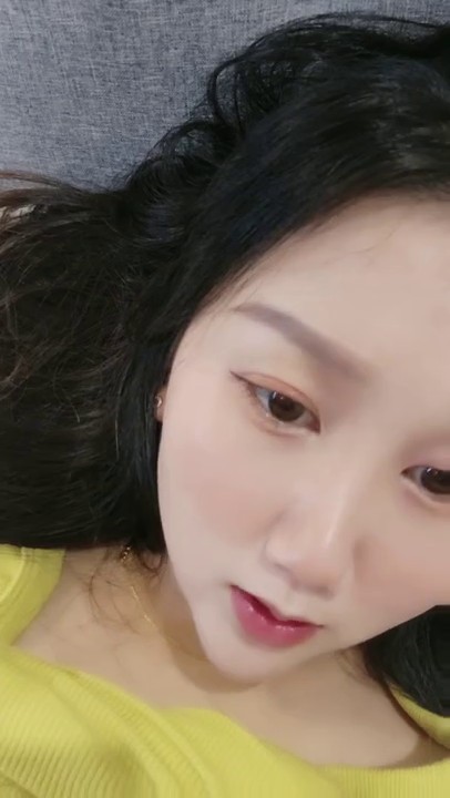 哺乳期的淫娃小荡妇陪狼友发骚，全程露脸听狼友指挥，奶子太胀了奶子自己滴答给狼友喝，掰开骚穴看特写刺激