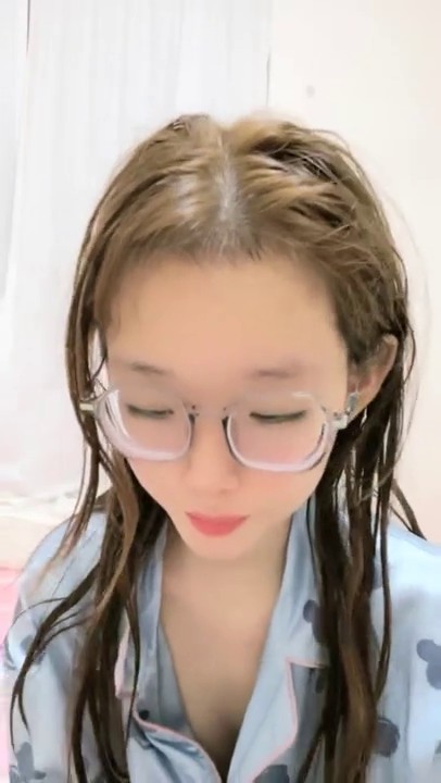 清纯欲女】，【忧猫病】第二弹，可爱小美女洗白白被干逼，眼镜妹反差感十足，粉逼美穴柳腰后入