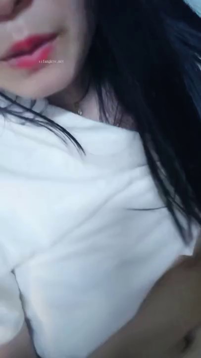 学生妹在家无聊，脱光自慰，少女坚挺的乳房，粉红的逼逼还没经过几次性爱的洗礼