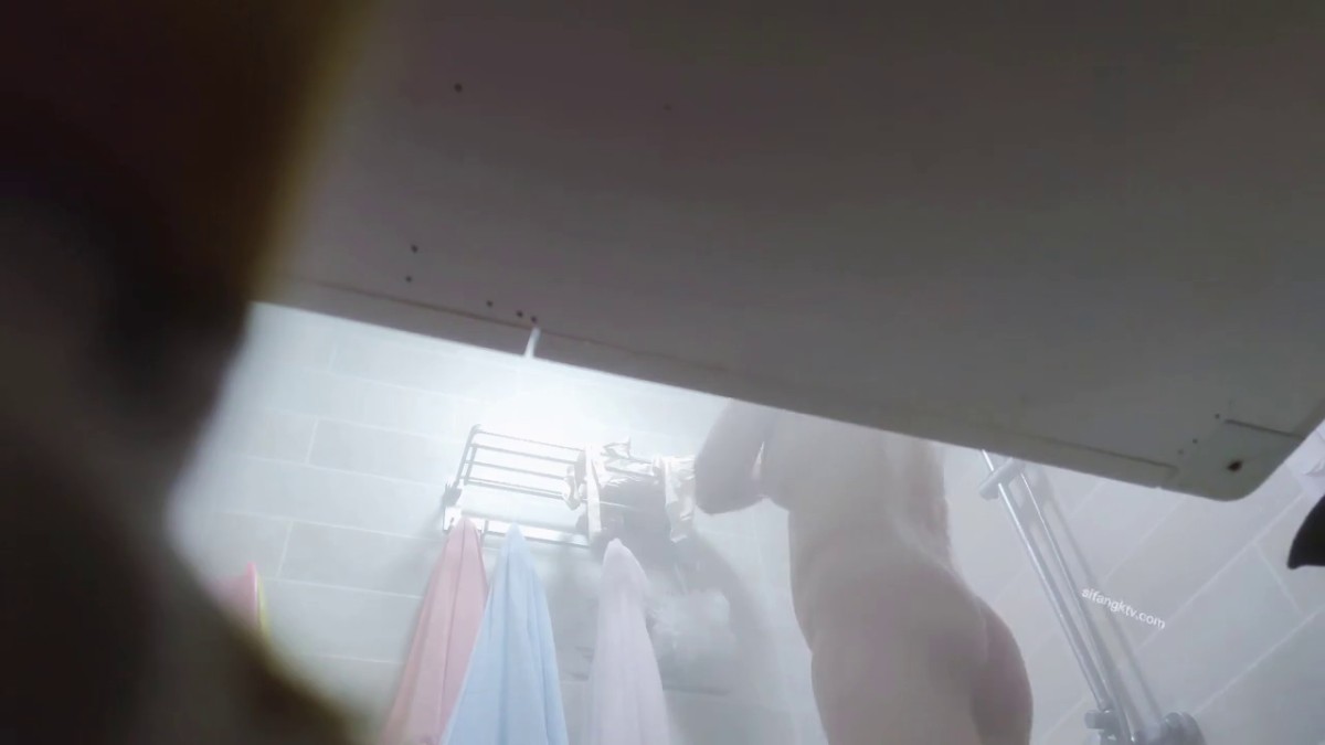 邪恶的房东浴室偷藏摄像头 偷拍丰满的女租客洗澡