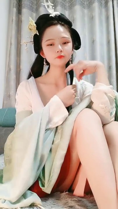 哺乳期美少妇古装典雅好美，全程露脸激情大秀，挤奶水给狼友喝，道具双插骚穴和菊花，浪荡呻吟表情好骚水多
